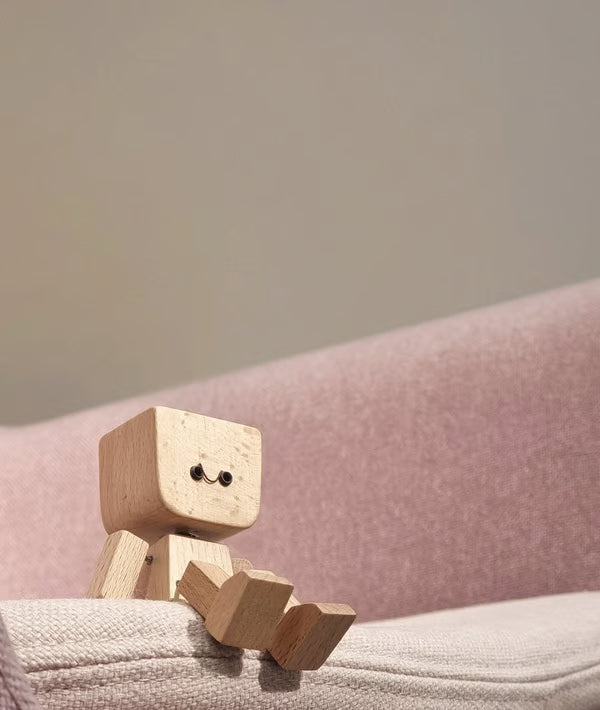 đHandmade Charming Shaking Wooden Man Figurine with 12PCS Magnetic Expressions